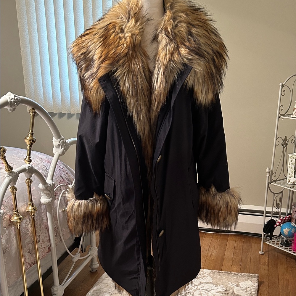 Elegant Fur-Trimmed Black Puffer Coat